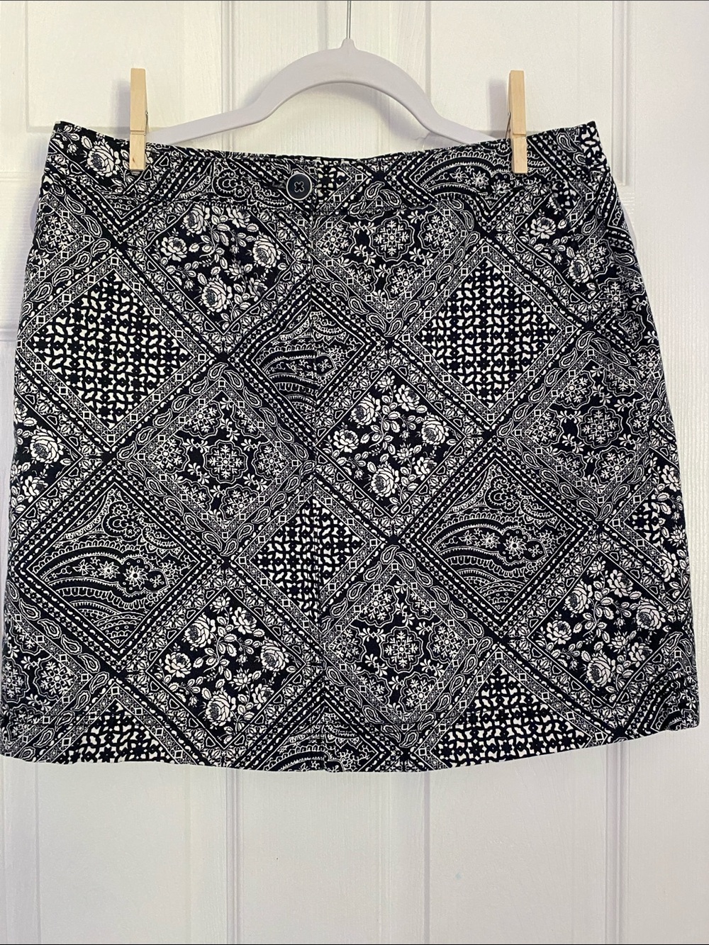 🚨Priced for quick sale🚨 Karen Scott Black and White Patterned Mini Skirt